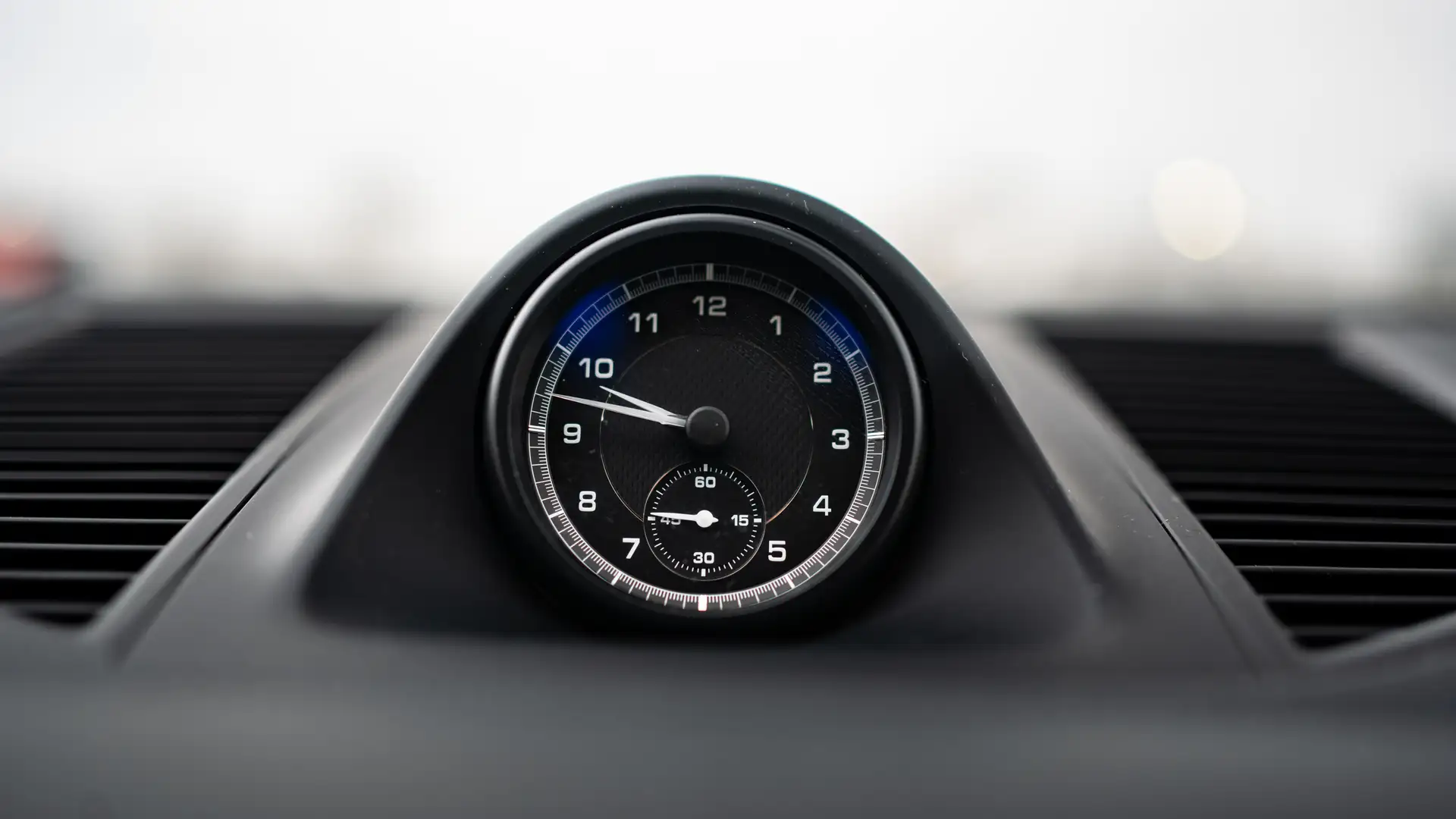 The clock in the interior of our Porsche Macan S.